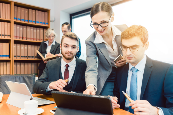 Jak wyjątkowa obsługa klienta w kancelarii prawnej wpływa na jej sukces?